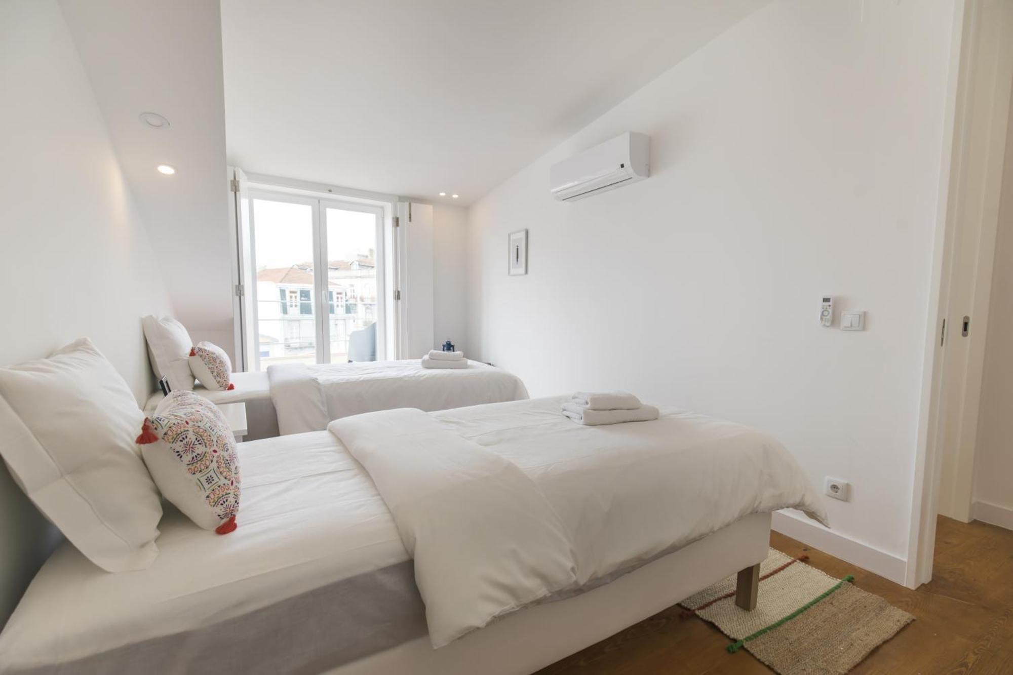 Lovely Duplex W Balcony Apartment *