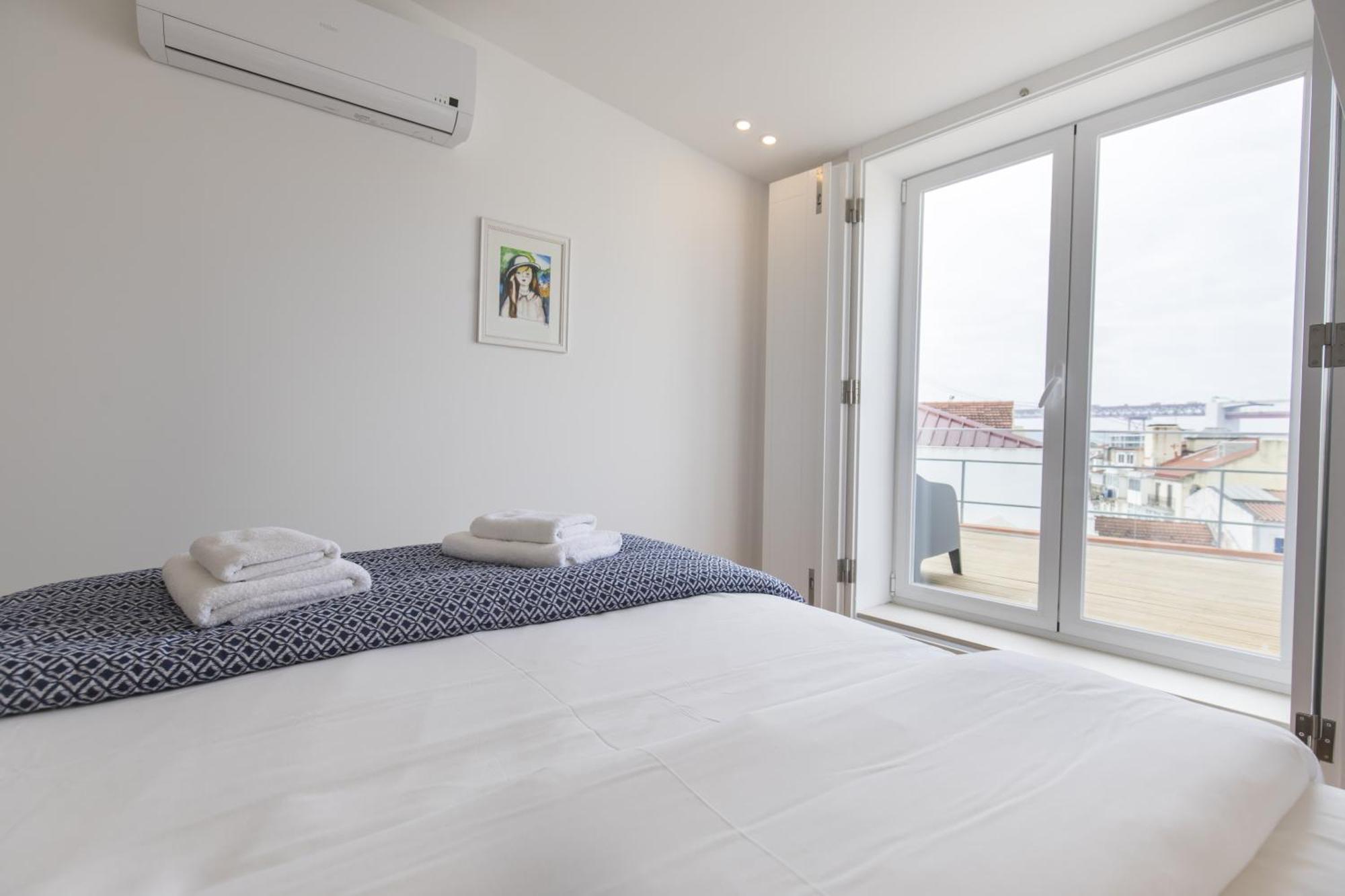 Lovely Duplex W Balcony Apartment *
