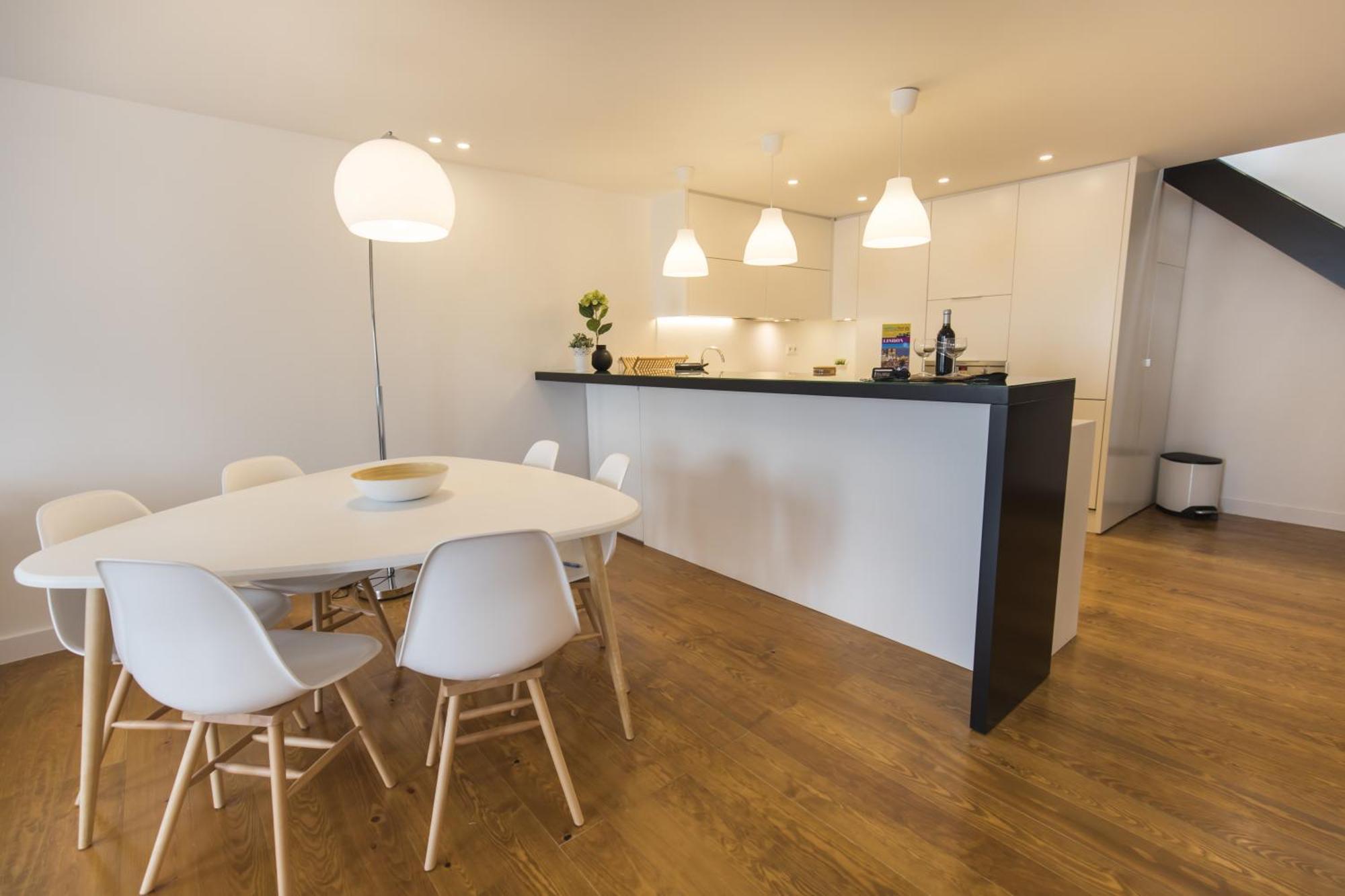 Lovely Duplex W Balcony Apartment *