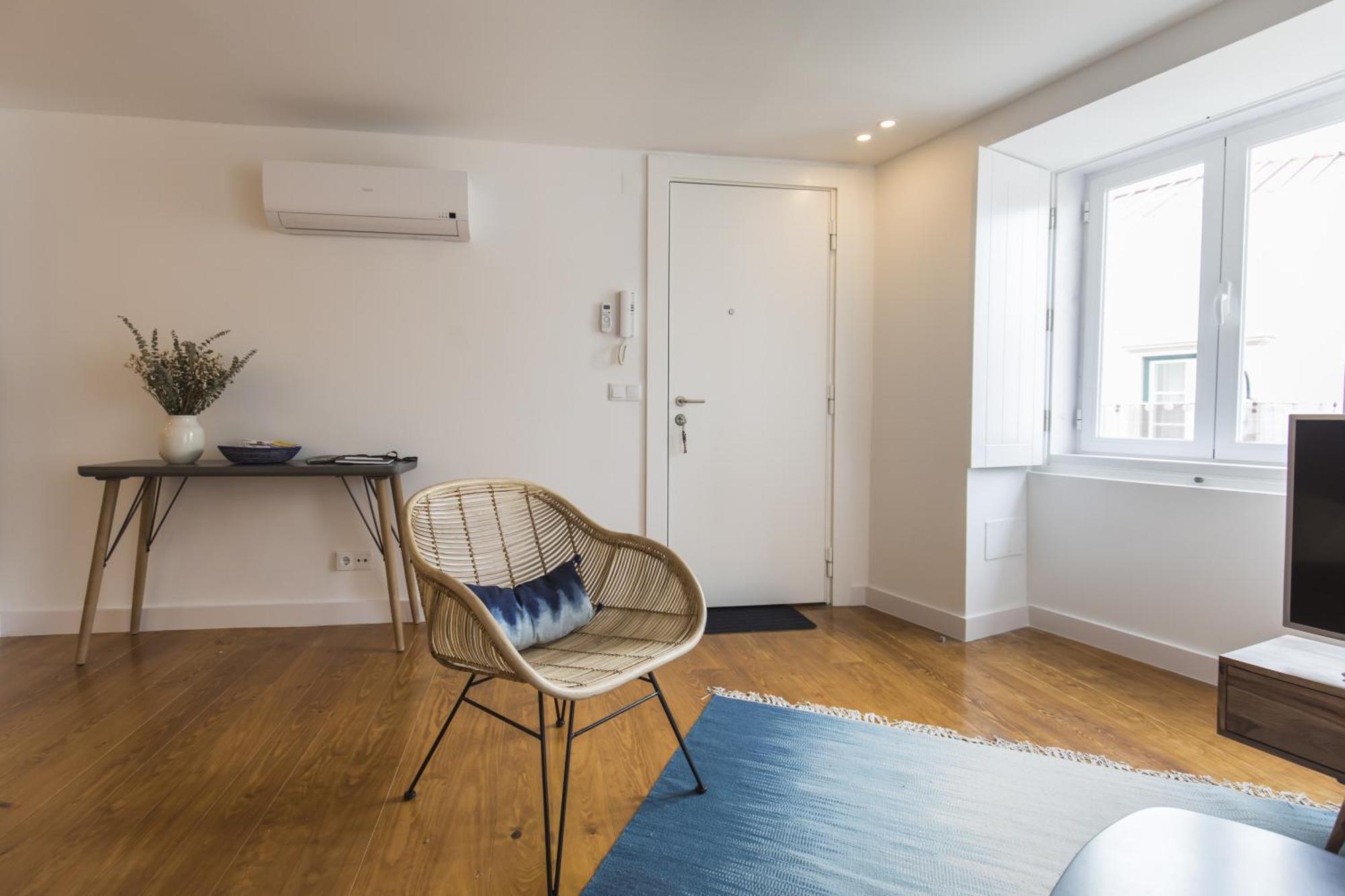 Lovely Duplex W Balcony * Lisbon