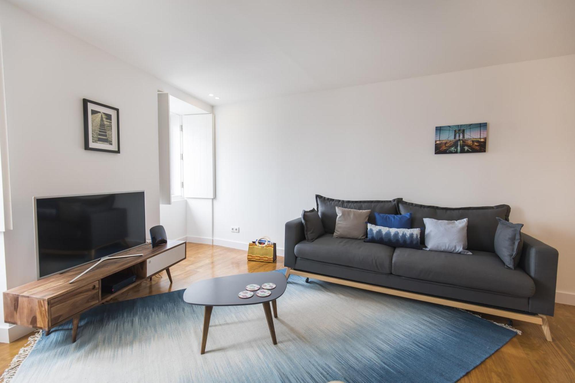 Lovely Duplex W Balcony Apartment *